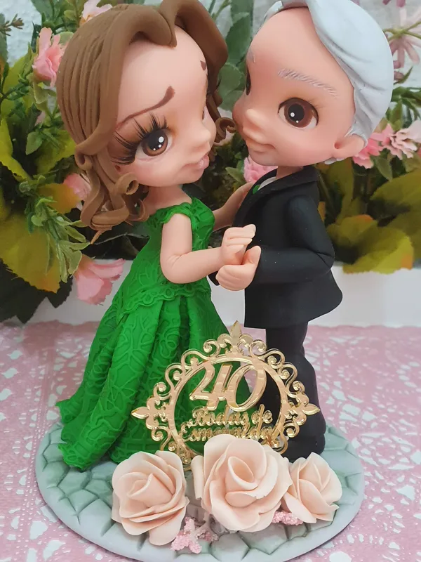Topo de bolo em biscuit feito pela Teka: casal de bodas de 40 anos