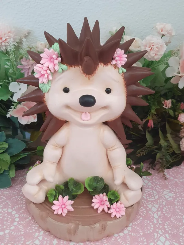 Topo de bolo em biscuit feito pela Teka: ouriço com flores