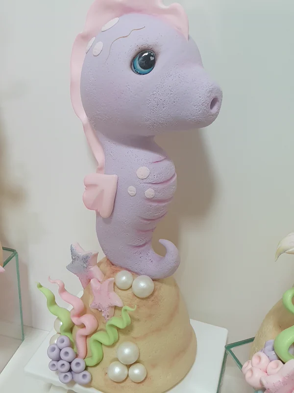 Topo de bolo em biscuit feito pela Teka: cavalo-marinho