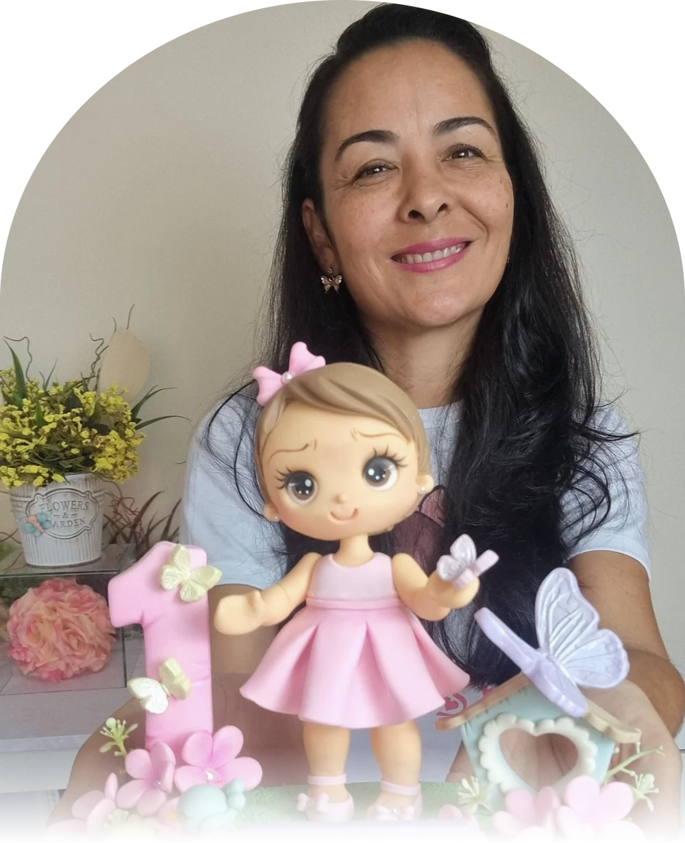 Maristela Yamada, a Teka, sorrindo com um topo de boneca rosa